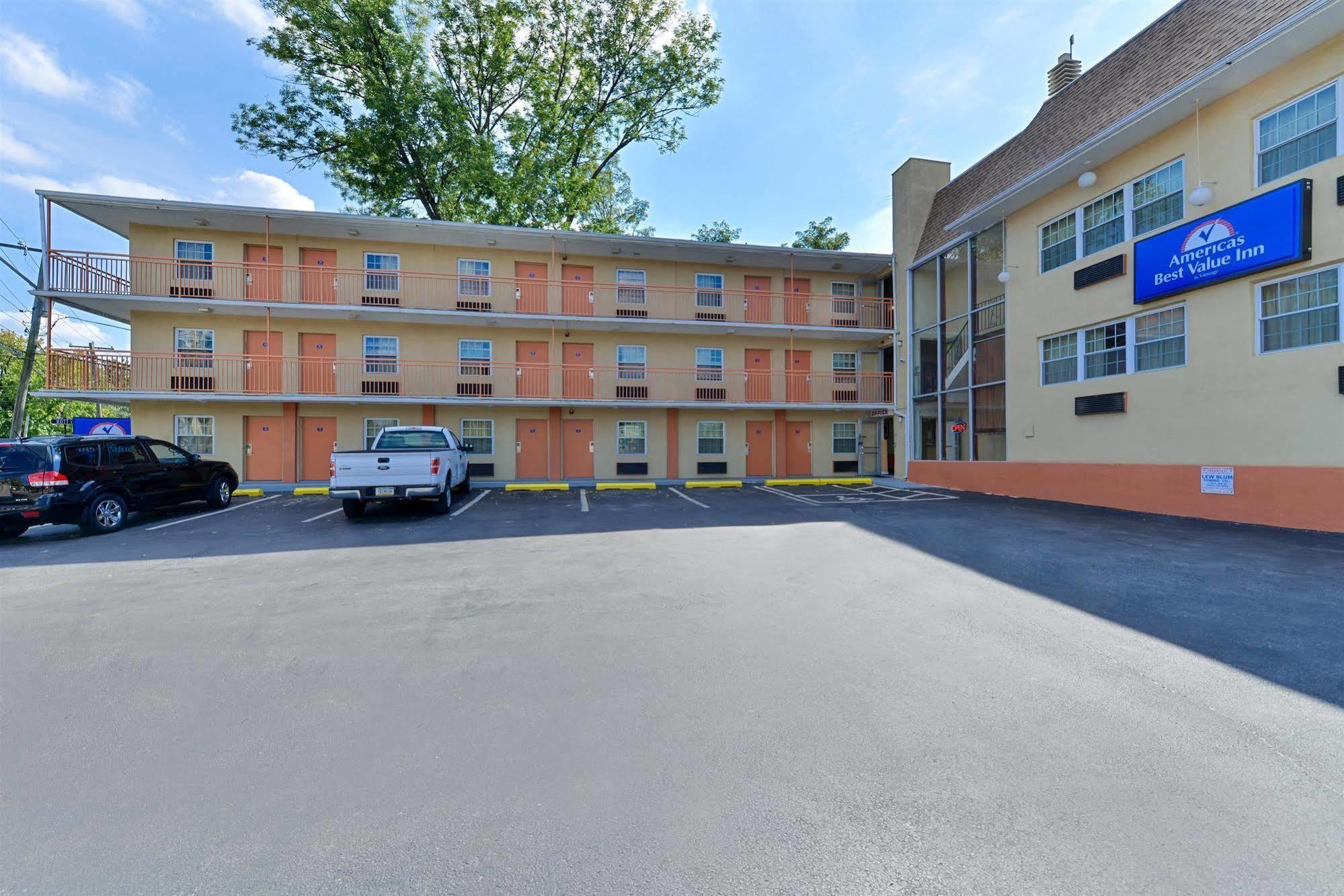 Media Inn & Suites Exterior photo