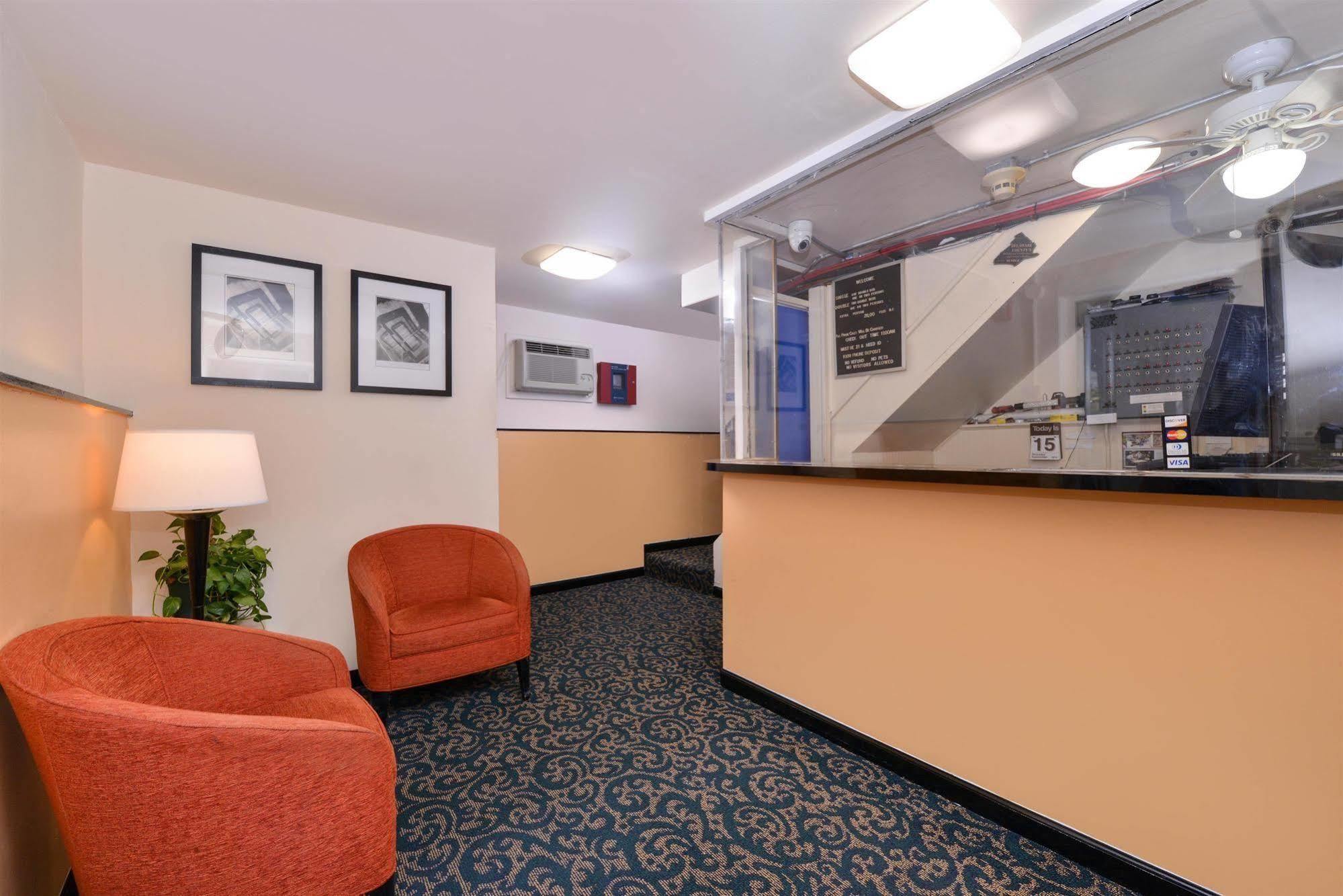 Media Inn & Suites Exterior photo