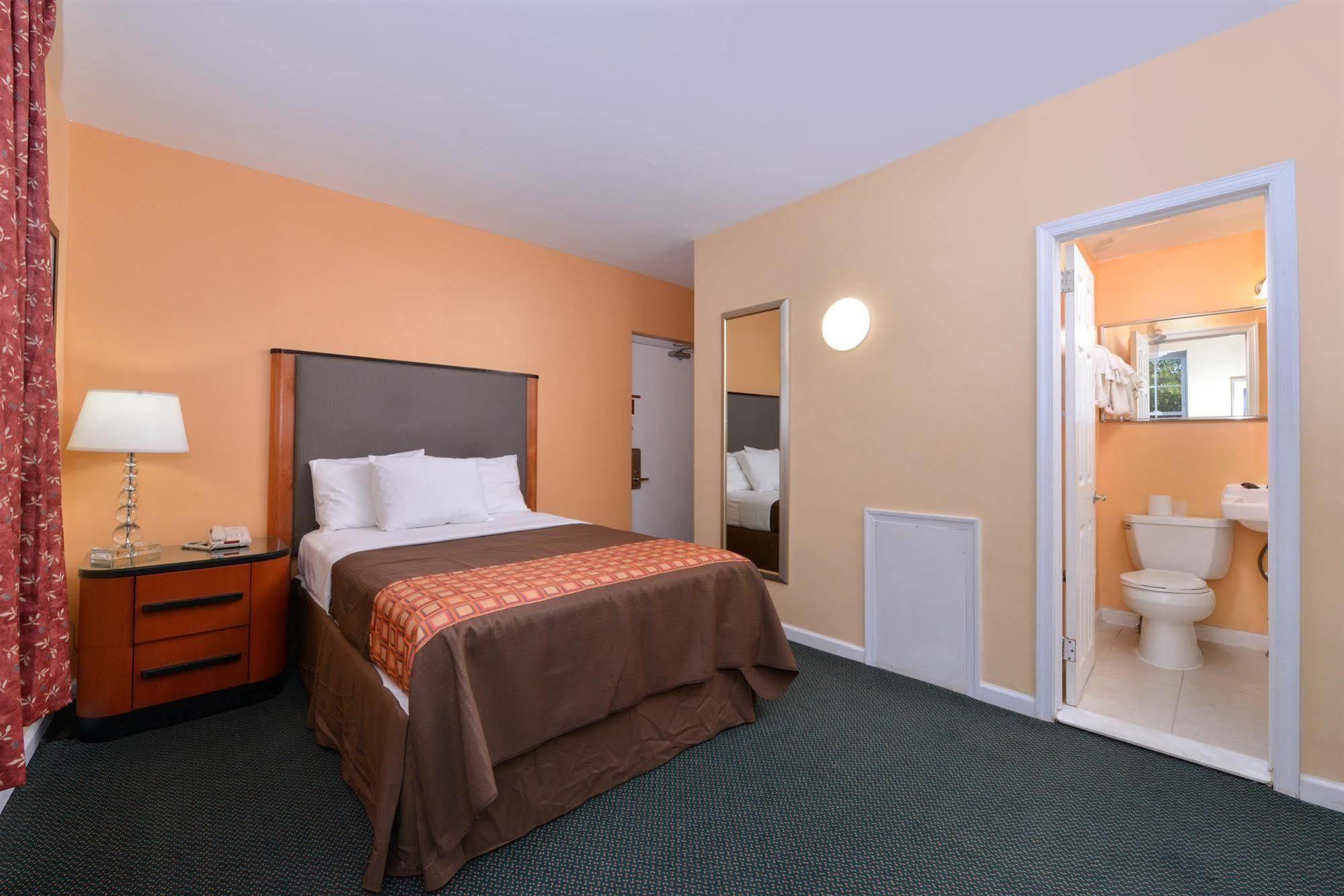 Media Inn & Suites Exterior photo